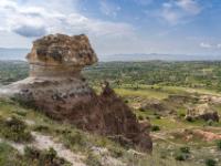 Blick an einem Felspilz vorbei über die weite Landschaft